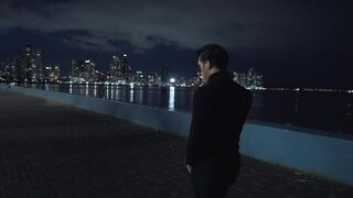 رجل اسيوي يمشي بجوار الرصيف