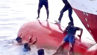 بحارة مجانين