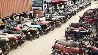 Dekhne wale heran hain