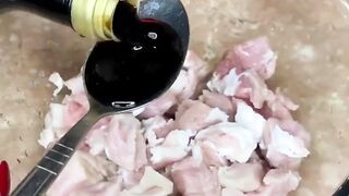 Мясо с яблоками в горшочке
