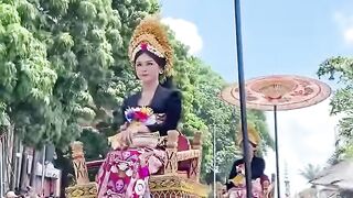 Crowded with foreign tourists, this is the atmosphere at Pelebon Tjok Bagus Santaka, Puri Ubud (14_4)