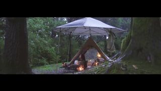 SOLO camping in the pouring rain Drinking beer and eating beer can chicken