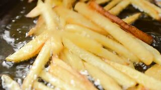 Cooking french fries in oil - adalinetv