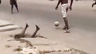ابو الأبيض وقع من الضحك