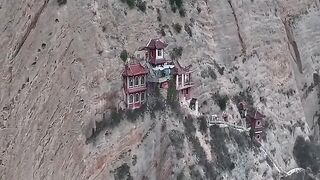 The Hanging Temple in the mountains of Tianshui, Gansu Province, the ancients were so bold