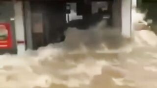 UAE raining
