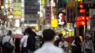 Pedestrian walk in Tokyo - adalinetv