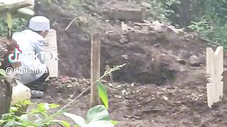 Anak kecil menangisi neneknya dimakam