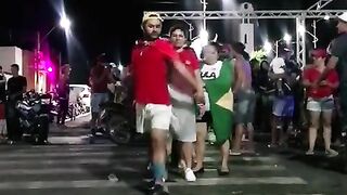 Pessoal do nordeste limpando os pés na cará do Bolsonaro