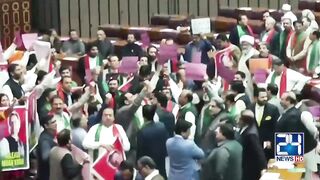 Parliament Ijlas PTI Ka Jalsa Ban Gaya - Assembly Me Har Taraf Imran Khan Ki Tasveeren - 24 News HD.