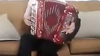 The excellent modinha of _13 de Maio_ played by this enormous artist Mariana Lourenço.