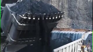 Mechanical Gripper Looks Quite Scary