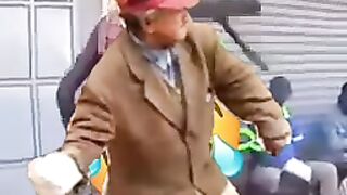 اضحك معنا