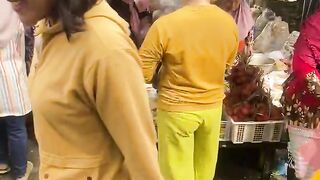 Keramaian di pasar sendang