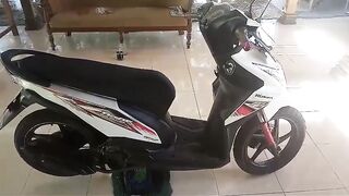 Ular sangat besar di bawah bagasi motor