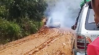 Jalan berlumpur dan licin