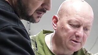 ПРЕЗИДЕНТЪТ  ЗЕЛЕНСКИ  НА ПРЕДНАТА ЛИНИЯ В ЧАСОВИ ЯР