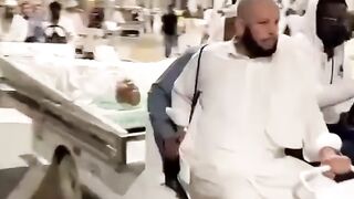 هكذا ينقلون الأموات في مكة المكرمة