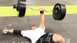 Impressive one-handed weightlifting in gym!