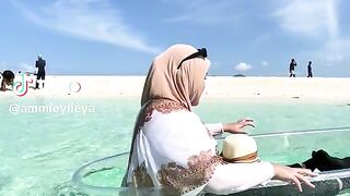 Naik perahu kaca