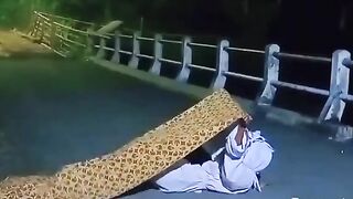 Vidio lucu poci sarungan di tengah jalan ????