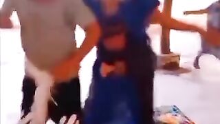 أطفال يرقصون على إيقاع شعبي أمازيغيات