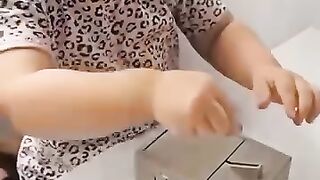 الطفلة وجمع النقود ههههه