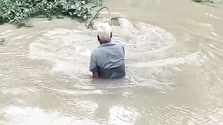 Memancing ikan yang sangat besar