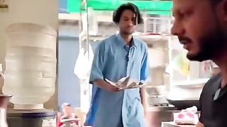 वेटर ने टिप लेने से किया मना ????????