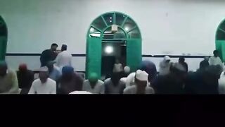 Fight in Masjid||Masjid mai larai