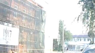 Man falls from a building with no safety kits