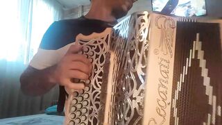 David Ferreira enchants with his concertina, incredible as always.