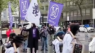 ШВЕЙЦАРСКИ ПАЛЯЧО РАЗВЯВА ЗНАМЕ НА ВЪЗРАЖДАНЕ