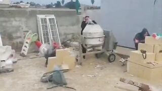 عمل رائع لهذا الشباب الضحك والعمل