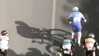 Insane bike handling from Danny van Poppel #LaVuelta