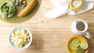Smoothie tropicale con banana,cocco e ananas