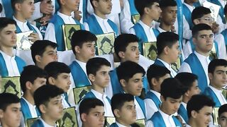 المئات من متعلّمي مجموعة العميد يؤدّون أنشودة التكليف