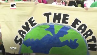 On Earth Day, a fashion show is held featuring plastic waste in South Korea.