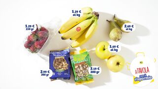 Spiedini di frutta con salsa di cioccolato e granella di nocciole