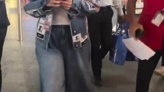Kareena Kapoor arrives at the Airport #kareenakapoor #shorts #viral #youtubeshorts #trending #shortvideo #ytshorts