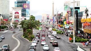Busy Avenue in Las Vegas - adalinetv