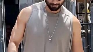 Shahid Kapoor spotted in bandra at cafe #shahidkapoor #shorts #short #trending #viral #bollywood #shortvideo
