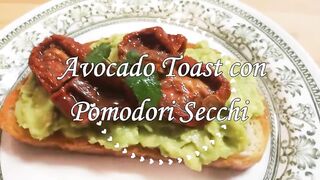 tost di avocado e pomodori secchi