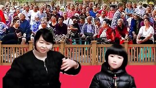 Grandma and granddaughter perform with tacit coordination, attracting everyone to watch