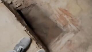 اكتشاف مدخل غريب لمدينة سرية تحت الارض...