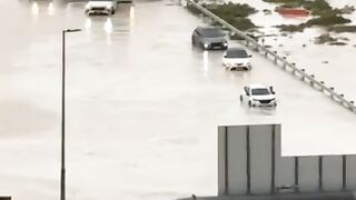 While rest of the vehicles are stuck in flooded road, one driver makes it out.