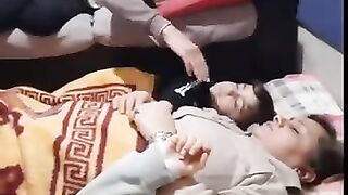 الزوج عندما تنام زوجته مع الأولاد