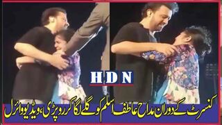 کنسرٹ کے دوران مداح عاطف اسلم کو گلے لگا کر رو پڑی، ویڈیو وائرل | atif aslam