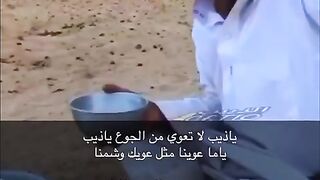 شايب يشرب حليب الإبل صباح