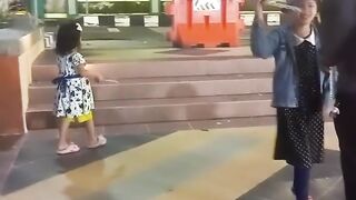 Ayah sangat menyayanyi anaknya